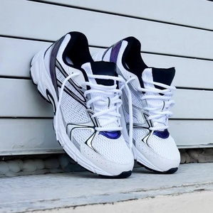 Chaussures de course rétro unisexes en mesh avec détails irisés violets, amorti confortable, style Saucony Millennium, baskets décontractées et sportives - Product Image 4