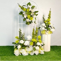 Des designs de fleurs artificielles composites multicouches conviennent aux arches de mariage et aux décors de cérémonies de remise des diplômes.