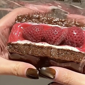 Juguetes Blandos de Alta Calidad con Forma de Pastel de Chocolate con Fresas Realistas, Material Suave y Seguro, Juguete de Rebote Lento, Regalos Novedosos - Product Image 4