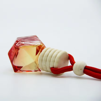 Diffuseur de parfum pour voiture suspendu au rétroviseur, flacon en verre facetté, bouchon en bois, cordon tressé, concentration de parfum à 60%, longue durée