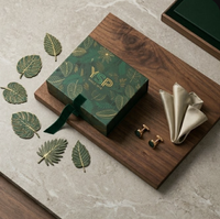 Caja Rígida de Lujo Personalizada en Verde Oscuro con Cinta de Terciopelo y Hoja Botánica en Dorado para Empaque de Té Premium, Matcha y Café
