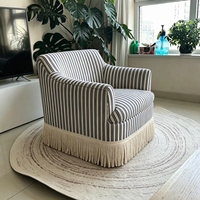 Fauteuil de salon moderne français à rayures et pompons, pour une ambiance conviviale, écologique et durable