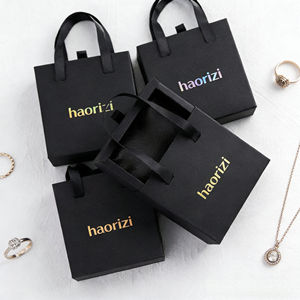 ถุงของขวัญกระดาษเคลือบดำพิมพ์ลายทองแบบกำหนดเอง บรรจุภัณฑ์ของขวัญสุดหรู กล่องถุงกระดาษขนาดเล็ก พร้อมโลโก้ของคุณเอง - Product Image 1