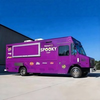 Remorque alimentaire mobile de style urbain, violette, personnalisable avec impression de marque, chariot de restauration mobile avec plusieurs fenêtres de service