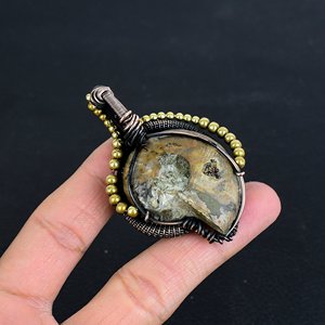 Pendentif en ammonite naturelle de style classique, serti sur fil de cuivre fait main, personnalisable, service d'échantillons, vente en gros - Product Image 3