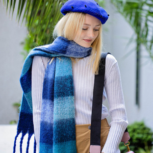 Sciarpa e Scialle Grande da Donna di Alta Qualità a Quadri Tradizionali Blu-Verde per l'Autunno e l'Inverno - Product Image 4