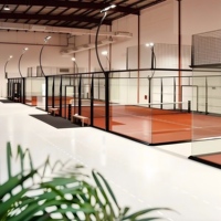 Terrain de padel mobile panoramique non destructif en verre fixé sur des plaques d'acier, aucun perçage au sol requis pour les salles de sport