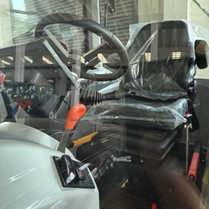 Tracteur à roues motrices 4x4 blanc avec double embrayage pour usage agricole, facile à utiliser - Product Image 6