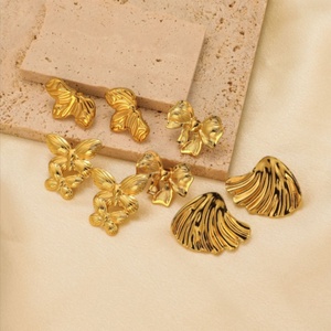 Boucles d'oreilles clous personnalisées en acier inoxydable plaqué or 18 carats, motif ailes festonnées et feuille simple, pour femme - Product Image 3