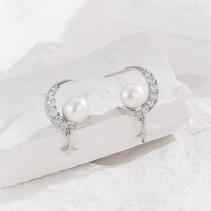 Vente en gros de boucles d'oreilles tendance haut de gamme pour femmes Zircon perle d'eau douce forme de lune Simple élégant coréen japonais mode cuivre - Product Image 3