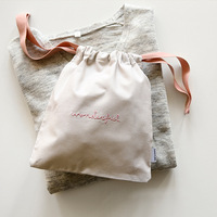 Petite pochette en mousseline de coton à cordon personnalisable, sac cadeau réutilisable écologique avec logo imprimé pour petits cadeaux