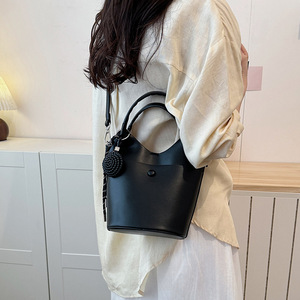 Mini <span class=keywords><strong>sac</strong></span> seau en cuir PU pour femme, <span class=keywords><strong>sac</strong></span> à bandoulière élégant avec breloque, <span class=keywords><strong>sac</strong></span> fourre-tout - Product Image 2