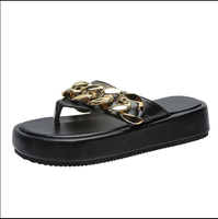 Leder-Sandalen und Umhängetaschen mit Kettenriemen – Handtaschen-Sets für Damen