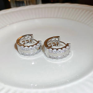 Orecchini Huggie Abrava Cibaca in argento 925 placcato rodio con cristalli, classici da donna per l'uso quotidiano - Product Image 5