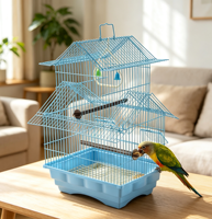 Cage à oiseaux unique de style maison avec poignée de levage, clochette suspendue, balançoire, double perchoir en bois et plateau en plastique facile à nettoyer pour petits oiseaux