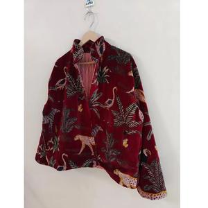 Chaqueta de terciopelo con Estampado de jungla marrón de suministro directo de fábrica o Abrigo acolchado de terciopelo bohemio disponible a un precio asequible - Product Image 1