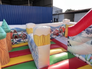 Terrain de jeu gonflable sur le thème de Noël, en matériaux écologiques et sûrs, château gonflable avec toboggan - Product Image 4