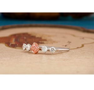 Anillo Elegante con 5 Piedras Engastadas, Joyería Artesanal Atemporal, Gemas Brillantes, Diseño Clásico, Anillos de Diamantes - Product Image 6