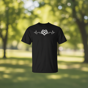 T-shirt minimaliste avec symbole de battement de cœur et symbole de l'infini, design polyamour, noir, coupe unisexe - Product Image 3