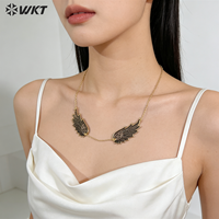 WT-JN385 Nouveauté Collier avec pendentif en forme de plumes sculptées à la main en coquillage naturel plaqué or 18 carats pour femme, bijoux tendance