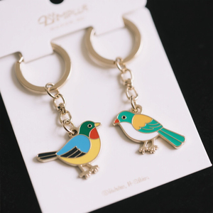 Fabricant de porte-clés en forme d'oiseau en émail doux dur personnalisé avec logo personnalisé et plat porte-clés avec emplacement - Product Image 2