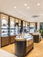 Support d'affichage cosmétique et maquillage en bois et aluminium avec éclairage LED, finition personnalisable et écologique pour les magasins de détail et les centres commerciaux