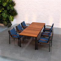 Ensemble de salle à manger d'extérieur pour hôtel résistant aux UV, structure en aluminium thermolaqué, table en teck et fauteuil en rotin PE, personnalisation OEM
