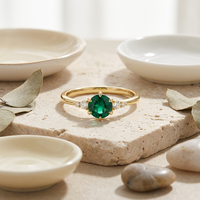 Bague Solitaire Ronde Élégante ZG en Émeraude Nano, Six Griffes en Laiton avec Accent de Zircon Blanc Scintillant – Cadeau Idéal