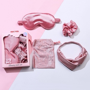 Ensemble de voyage en satin : Chouchou pour cheveux, Bandeau, Masque de sommeil en soie et Sac à cordon - Product Image 4