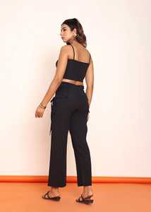 Conjunto de Dos Piezas para Mujer: Top Corset Negro con Cordón Ajustable y Pantalón Recto, Estilo Moderno y Elegante - Product Image 4