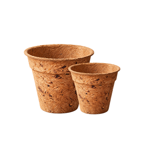 La Maceta Ecológica Premium Eco Coco, hecha de fibra de coco 100% natural, mide 17 cm x 15 cm y ofrece una solución ecológica. - Product Image 2