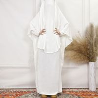 Ensemble Abaya deux pièces blanc modeste pour femmes musulmanes avec détails texturés et Hijab intégré Robe islamique élégante et décontractée