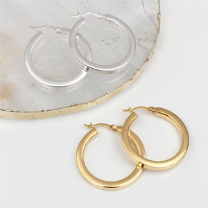Pendientes <span class=keywords><strong>de</strong></span> aro circulares minimalistas para mujer, aretes <span class=keywords><strong>de</strong></span> aro <span class=keywords><strong>de</strong></span> acero inoxidable chapados en <span class=keywords><strong>oro</strong></span> simple personalizados, joyería para mujer - Product Image 1
