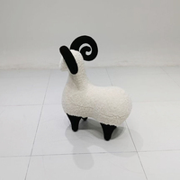 Mignons repose-pieds en forme de chèvre, tabourets confortables et rembourrés, chaises pour changer de chaussures, ottomanes pour chambre à coucher et salon