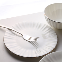 Fournisseur chinois de services de table de luxe modernes en porcelaine fine à incrustations dorées, 12 pièces, vente en gros