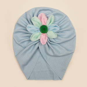 Gorros de bebé Xiximi con botones y flores, ropa de bebé recién nacido, gorros cómodos de <span class=keywords><strong>invierno</strong></span> para bebé, <span class=keywords><strong>gorro</strong></span> tipo pullover. - Product Image 5