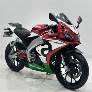 La Apulia GPR250 est une moto sportive orientée piste avec un moteur monocylindre refroidi par eau, conçue spécifiquement pour la course. - Product Image 1