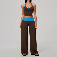 Ensemble de sport élégant et décontracté pour le yoga : haut dos nu à col en V profond en tissu brossé de qualité supérieure, respirant et anti-transpiration, et pantalon évasé.