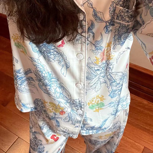Sens avancé <span class=keywords><strong>français</strong></span> du cardigan à manches longues Pyjama en soie glacée Mme <span class=keywords><strong>Netflix</strong></span> Printemps et été Nouveau tempérament soyeux Homewear Sui - Product Image 5