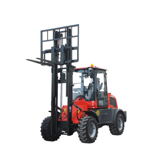Carrello Elevatore Compatto da 3,5 Tonnellate per Fuoristrada e Terreni Accidentati con Cabina Chiusa e Forche per Trasporto Transversale - Product Image 3