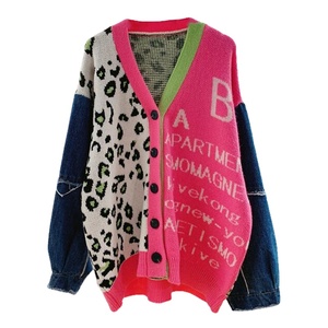 Cárdigan con estampado de leopardo y costuras de mezclilla de Color en contraste a la moda nueva chaqueta de suéter de punto holgada de otoño e invierno para mujer - Product Image 1