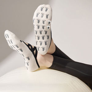 Chaussettes de yoga antidérapantes personnalisées pour femmes avec logo – Chaussettes de barre et de Pilates antidérapantes avec sangles – Vente directe usine - Product Image 2