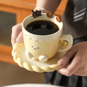Xícara de Café e Prato Decorados com Pé Pequeno e Prato de Sobremesa Torcido - Product Image 3