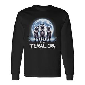 Camiseta de manga larga con diseño de mapaches que ruedan sobre la luna en mi era feral - Product Image 1