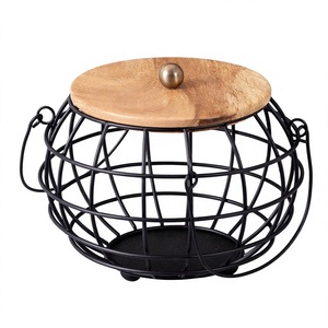 Panier à fruits rond en fil métallique avec couvercle en bois d'acacia et bouton en laiton - Product Image 1