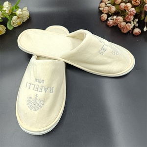 Chaussons jetables personnalisés en coton velours pour les clients de l'hôtel Chaussons unisexes Broderie du logo de l'hôtel <span class=keywords><strong>RAFFLES</strong></span> - Product Image 2