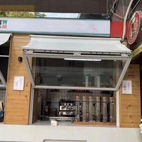 Fenêtre pliante minimaliste en aluminium, verre trempé, panoramique, avec ventilation, pour usage commercial, résidentiel ou patio.