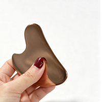 Outil de massage facial Gua Sha en acier inoxydable en forme de cœur couleur or rose