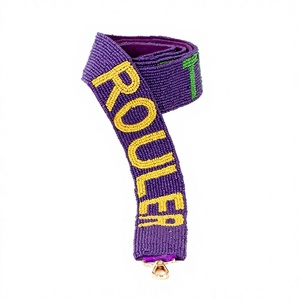 Crochet perlé violet avec texte personnalisé en relief (rouleau jaune) – Accessoire de sac à main style vintage et écologique - Product Image 1