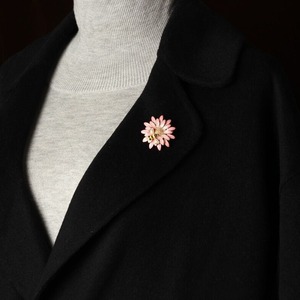 Offerta Speciale: Cappotti, Maglioni, Abbigliamento e Accessori, Spille e Corsage Colorati con Motivi Margherita e Ape Effetto Goccia d'Olio - Product Image 2